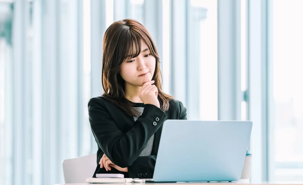 悩む経理担当